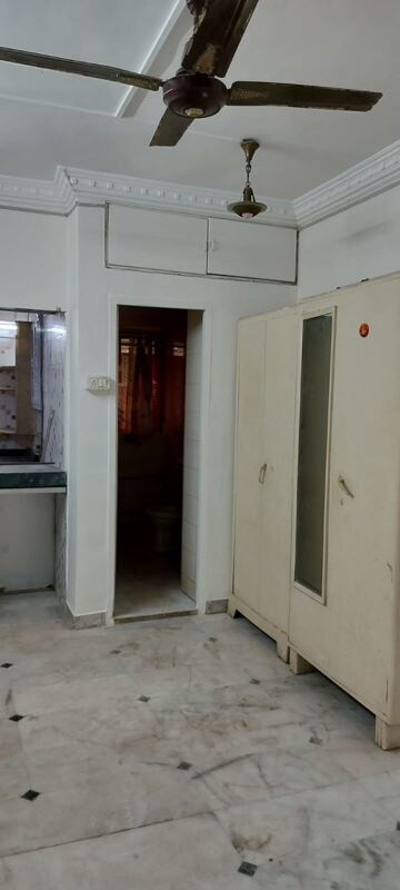 Room in 1 BHK Apartment at Mahim West – for Rent