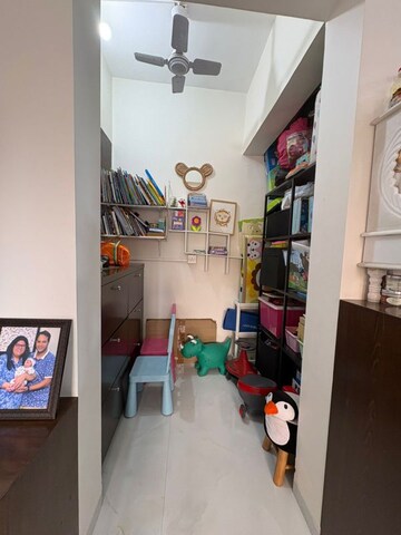 Team Area in 2 BHK Apartment at Khar West – for Sale