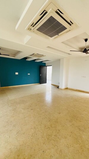 Room in 5 BHK Penthouse at Mahagun Maple, Sector 50 – for Rent