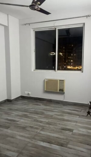 Room in 3 BHK Apartment at DLF The Carlton Estate, Dlf Phase V – for Rent