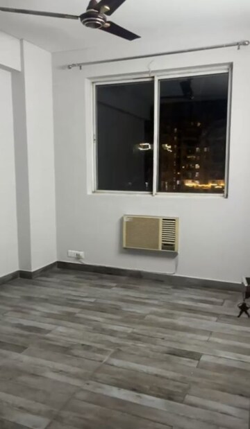 Room in 3 BHK Apartment at DLF The Carlton Estate, Dlf Phase V – for Rent