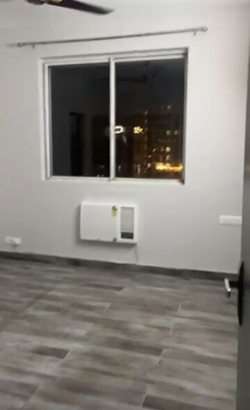 Room in 3 BHK Apartment at DLF The Carlton Estate, Dlf Phase V – for Rent