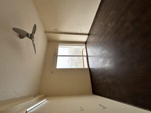 Room in 3.5 BHK Apartment at Experion Capital, Gomti Nagar – for Rent