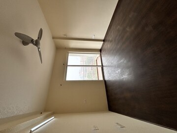 Room in 3.5 BHK Apartment at Experion Capital, Gomti Nagar – for Rent