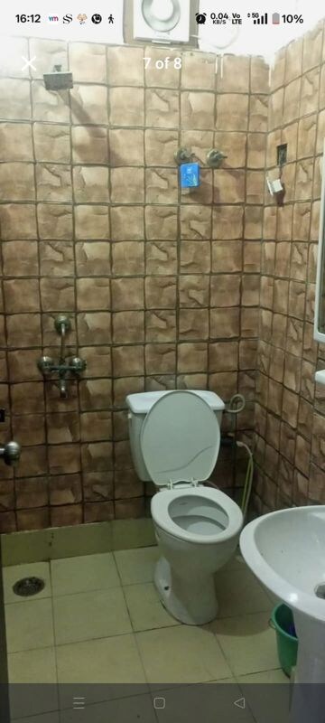 Bathroom in 2 BHK Builder Floor at ABCZ East Platinum, Sector 44 – for Rent