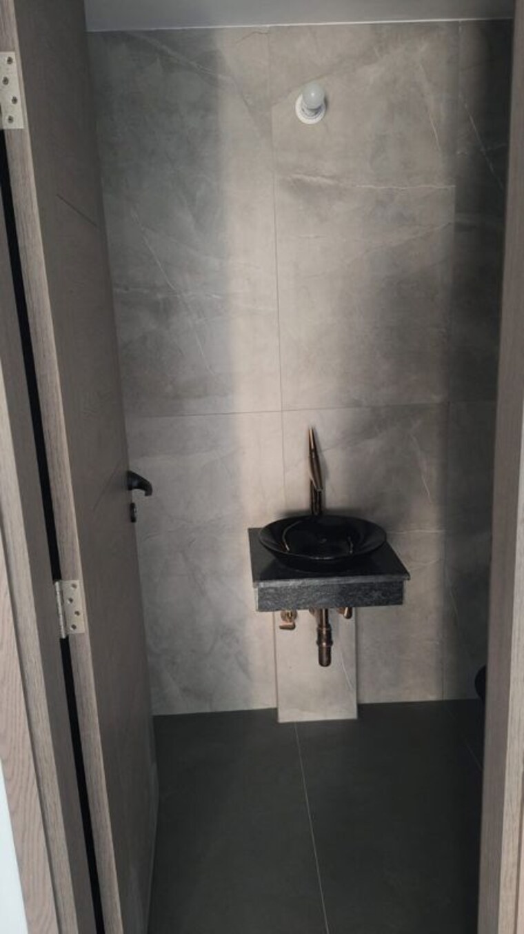 Bathroom, shalimar-one-world-belvedere-court-3 3.5 Bedroom 2080 Sq.Ft. Apartment In Gomti Nagar Lucknow 10097042