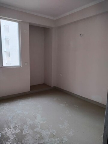 Room in 3 BHK Apartment at Amrapali Golf Homes, Sector 4 Greater Noida – for Sale