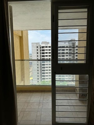 Room in 2 BHK Apartment at Kohinoor Zen Estate, Kharadi – for Rent