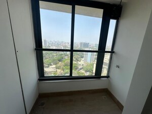 Room in 3 BHK Apartment at Kalpataru Magnus, Bandra East – for Rent