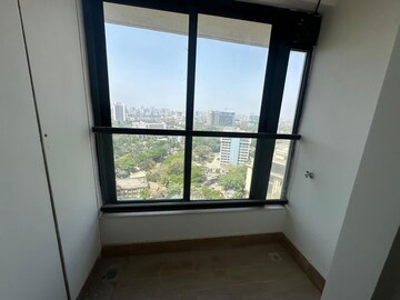 Room in 3 BHK Apartment at Kalpataru Magnus, Bandra East – for Rent
