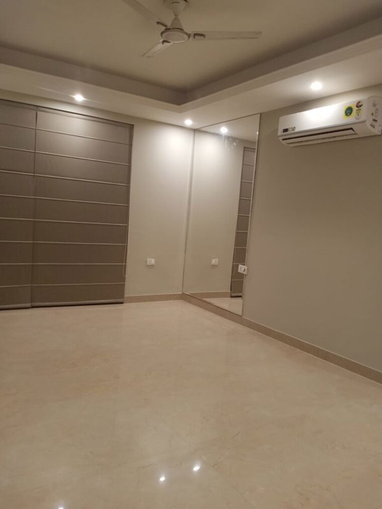 Room, amolik-aster-woods 3 Bedroom 180 Sq.Yd. Builder Floor In Sector 98 Faridabad 10098322