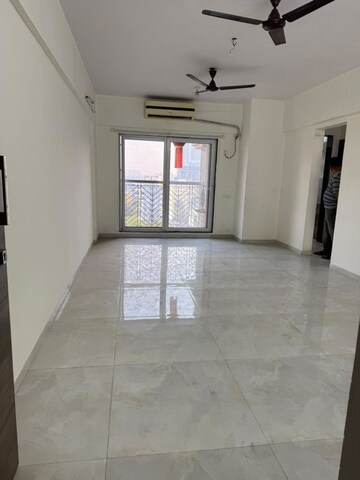 Room in 2 BHK Apartment at Yash Orion, Goregaon East – for Rent