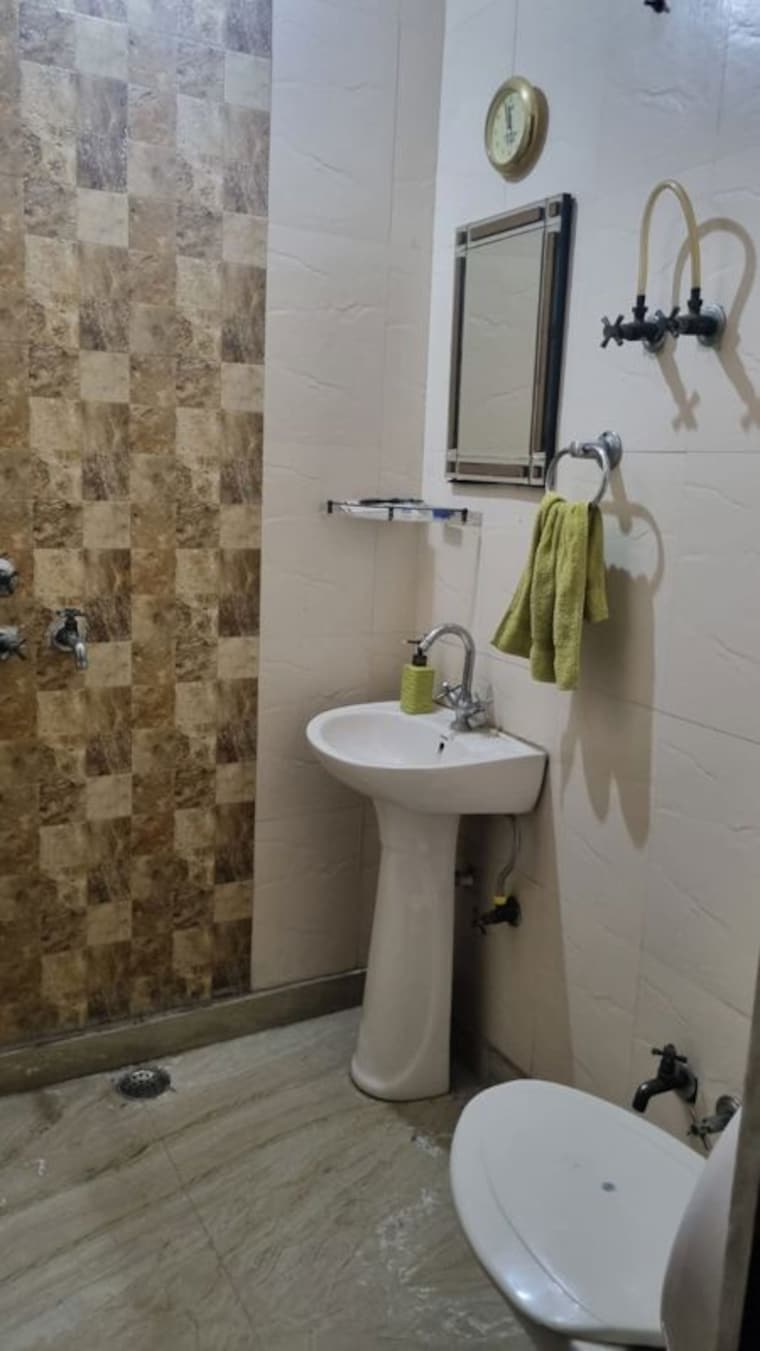 Bathroom, vikas puri 3 Bedroom 1800 Sq.Ft. Builder Floor In Vikas Puri Delhi 10098716