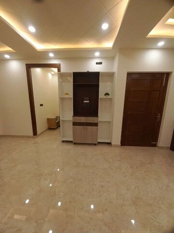 Room in 3 BHK Builder Floor at Amolik Aster Woods, Sector 98 – for Sale