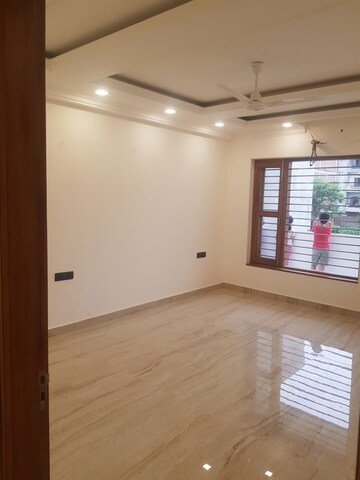 Room in 3 BHK Builder Floor at Amolik Aster Woods, Sector 98 – for Sale