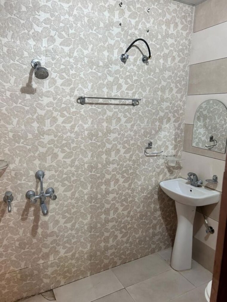 Bathroom, singla-south-city 3 Bedroom 1650 Sq.Ft. Apartment In Lohgarh Zirakpur 10099048