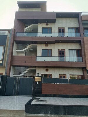 3 BHK Builder Floor For Rent in Aerocity