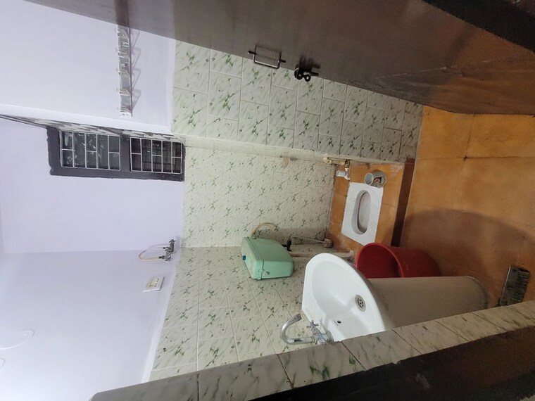 Bathroom, dilshad colony 2 Bedroom 800 Sq.Ft. Apartment In Dilshad Colony Delhi 10099348
