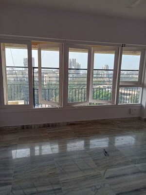 Room in 4 BHK Apartment at Sanjeev Enclave, Andheri West – for Rent