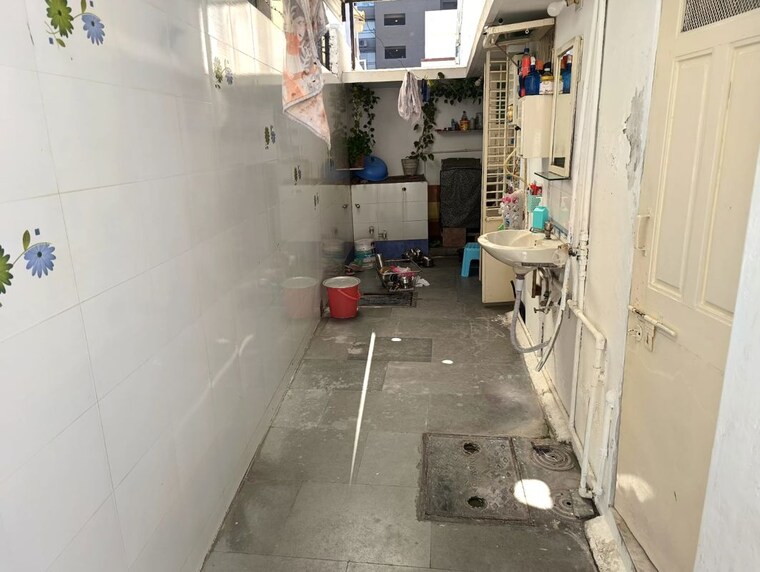  Parking, satellite 1 Bedroom 130 Sq.Yd. Villa In Satellite Ahmedabad 10099468