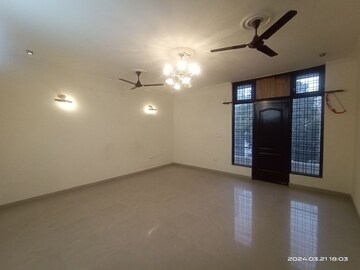 Room in 3 BHK Builder Floor at Vasant Kunj – for Rent