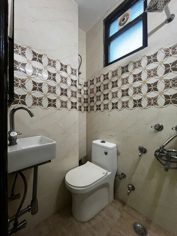 Master Bedroom in 2 BHK Builder Floor at Govindpuri – for Rent