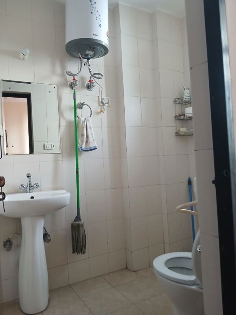 Bathroom, vip road 3.5 Bedroom 1450 Sq.Ft. Apartment In Vip Road Zirakpur 10099729