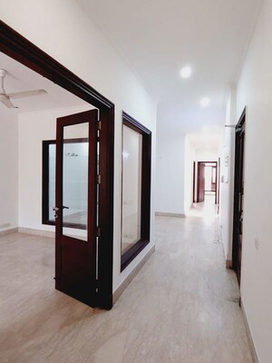 Room in 3 BHK Builder Floor at Navjeevan Vihar – for Rent