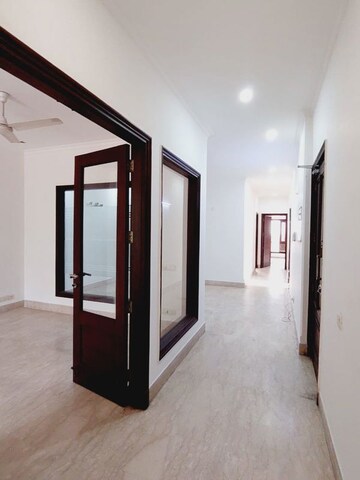 Room in 3 BHK Builder Floor at Navjeevan Vihar – for Rent