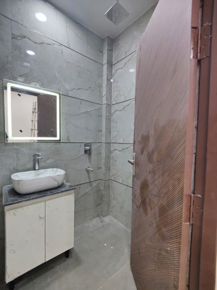 Bathroom, dwarka 3 Bedroom 1500 Sq.Ft. Apartment In Dwarka Delhi 10100155
