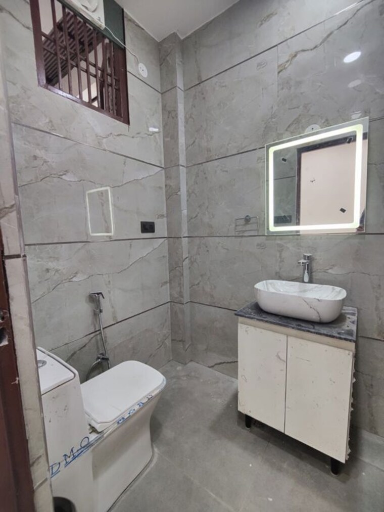 Bathroom, dwarka 3 Bedroom 1500 Sq.Ft. Apartment In Dwarka Delhi 10100155