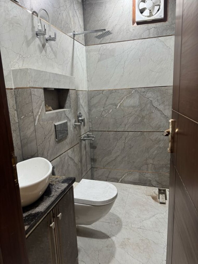 Bathroom, moti nagar 2 Bedroom 981 Sq.Ft. Builder Floor In Moti Nagar Delhi 10099933