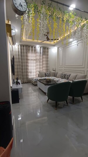 Team Area in 3 BHK Builder Floor at BPTP Parkland Pride, Sector 77 – for Sale