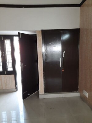 Room in 3 BHK Apartment at Vasant Kunj – for Rent