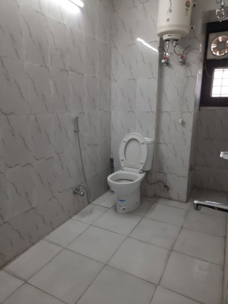 Bathroom, vasant kunj 3 Bedroom 1700 Sq.Ft. Apartment In Vasant Kunj Delhi 10100285