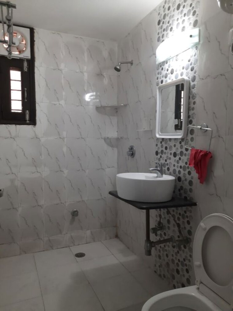 Bathroom, vasant kunj 3 Bedroom 1700 Sq.Ft. Apartment In Vasant Kunj Delhi 10100285