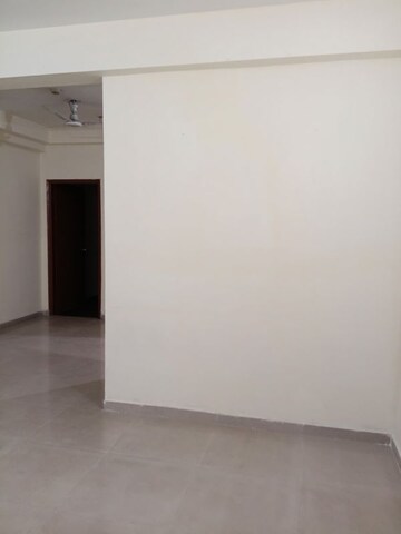 Room in 3 BHK Apartment at Sector 4 Greater Noida – for Rent