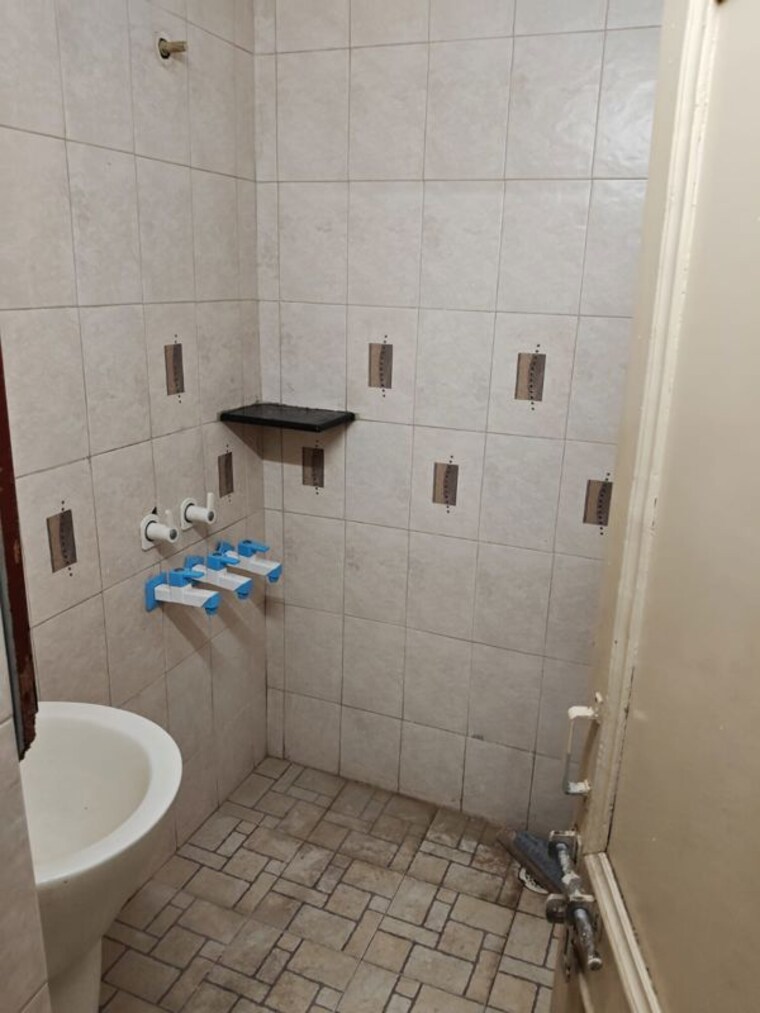 Bathroom, sector 55 3 Bedroom 200 Sq.Yd. Independent House In Sector 55 Noida 10100800