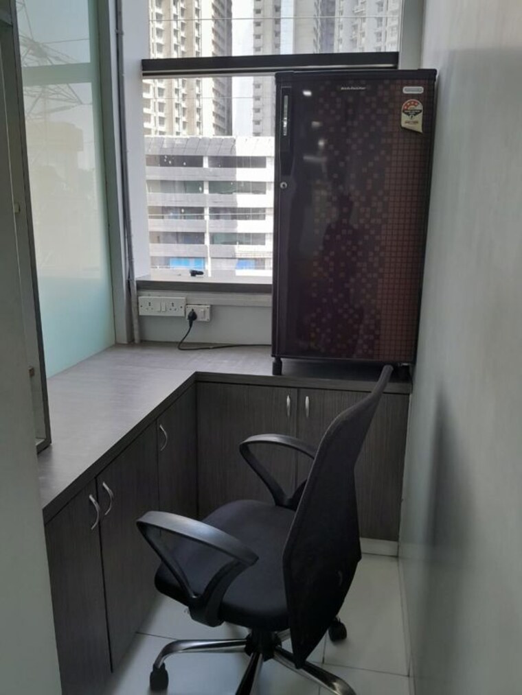 Team Area, western-edge Commercial Office Space 876 Sq.Ft. In Borivali East Mumbai 10100803