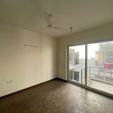 Room in 3 BHK Builder Floor at BPTP Amstoria, Sector 102 – for Rent