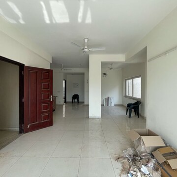 Room in 3 BHK Builder Floor at BPTP Amstoria, Sector 102 – for Rent