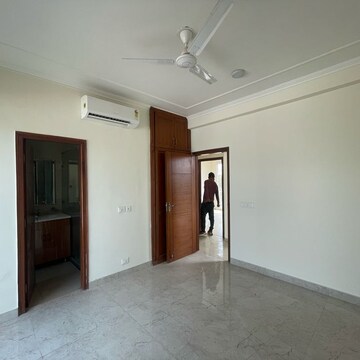 Room in 4 BHK Builder Floor at BPTP Amstoria, Sector 102 – for Rent
