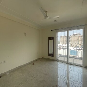 Room in 4 BHK Builder Floor at BPTP Amstoria, Sector 102 – for Rent