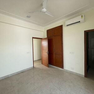 Room in 4 BHK Builder Floor at BPTP Amstoria, Sector 102 – for Rent