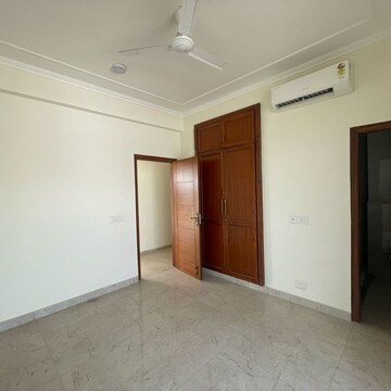 Room in 4 BHK Builder Floor at BPTP Amstoria, Sector 102 – for Rent