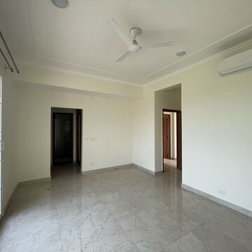 Room in 4 BHK Builder Floor at BPTP Amstoria, Sector 102 – for Rent
