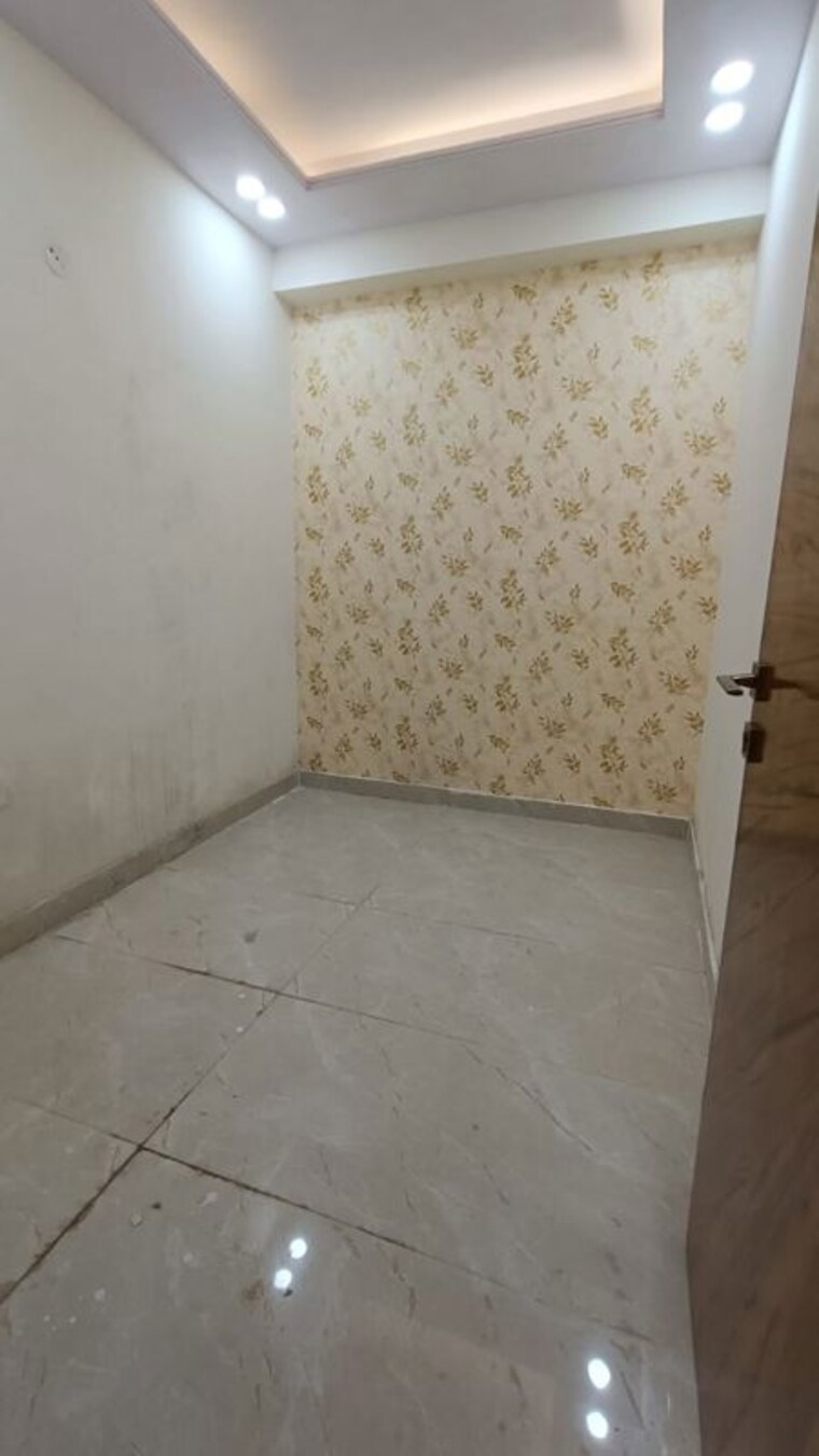 Room, sector 73 2 Bedroom 1050 Sq.Ft. Builder Floor In Sector 73 Noida 10101567