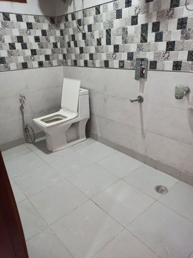 Bathroom, panchsheel vihar 3 Bedroom 1100 Sq.Ft. Builder Floor In Panchsheel Vihar Delhi 8588009