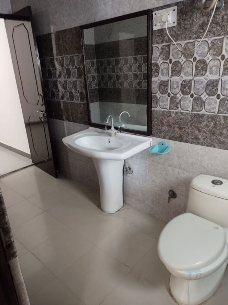 Bathroom, sector 23 3 Bedroom 1800 Sq.Ft. Villa In Sector 23 Gurgaon 10102304