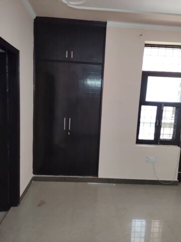 Room in 3 BHK Villa at Sector 23 – for Rent